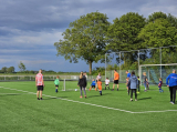 Laatste training S.K.N.W.K. JO7-1 (partijtje tegen de ouders) van maandag 27 mei 2024 (123/180)